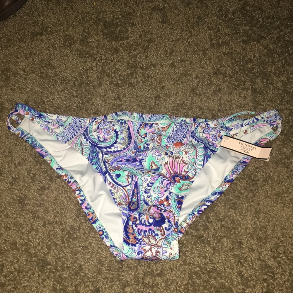 Patterned swimsuit bottoms